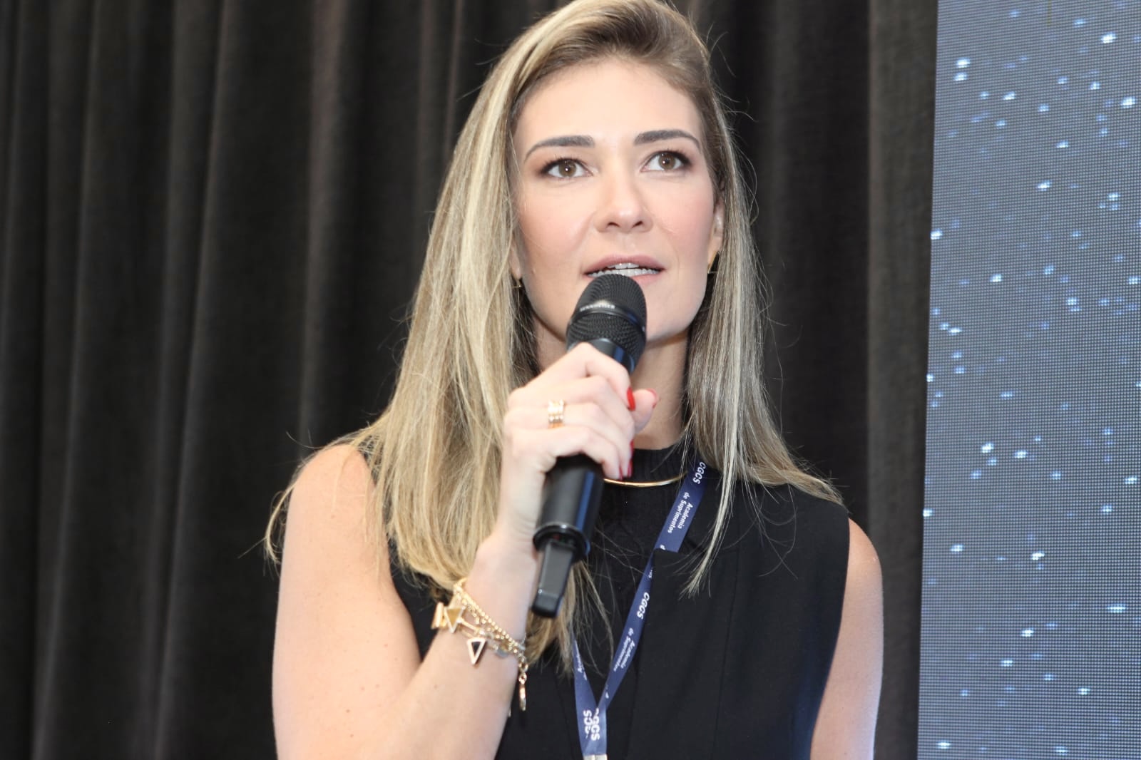 Luiza Brandelli palestrando em palco
